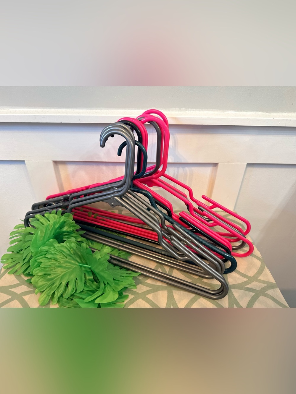 💫10/$25 • Assorted Colour Plastic Hangers